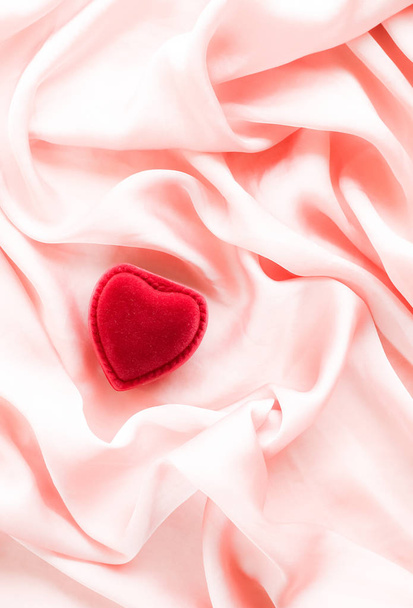 Czerwone serce w kształcie biżuterię pudełko na różowy jedwab - Walentynki, prawdziwej miłości, zaangażowanie i Propozycja koncepcji. Zostaniesz moją Walentynką? - Zdjęcie, obraz