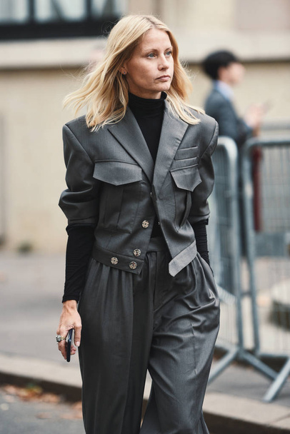 October 2, 2018: Paris, France - Street style outfit during Paris Fashion Week  - PFWSS19 - Foto, Imagen