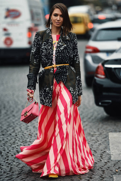 October 2, 2018: Paris, France - Street style outfit during Paris Fashion Week  - PFWSS19 - Foto, afbeelding