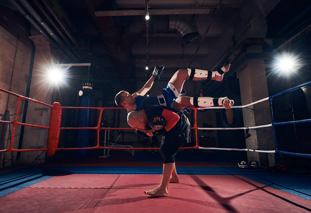 MMA eğitmen ile pratik atletik sporcu avcı - Fotoğraf, Görsel