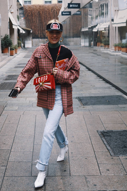 Milano, 22 febbraio 2018: Aspetto fashion di una ragazza con abiti e accessori alla moda durante la Milano Fashion Week
. - Foto, immagini