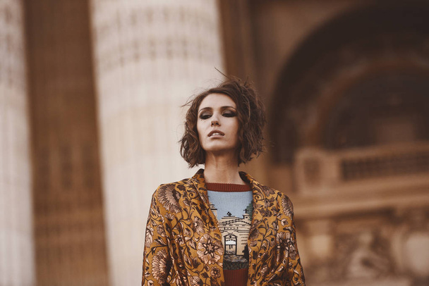 29 вересня 2018: Париж, Франція - Landiana Cerciu в стильне спорядження під час паризького тижня моди, стилю вулиці концепт - Pfwss19 - Фото, зображення