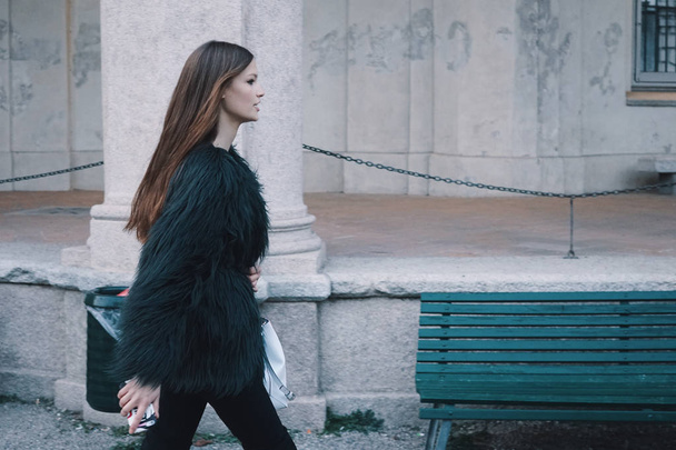 ミラノ, イタリア - 2018 年 2 月 21 日: ファッショナブルなモデル、ブロガーやインフルエンサー ポーズとミラノ ・ ファッション ・ ウィーク中に通りを歩いて. - 写真・画像