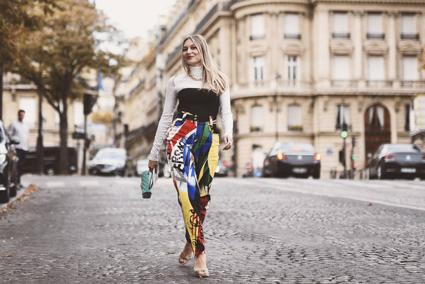September 30, 2018: Paris, France - Street style outfit during Paris Fashion Week  - PFWSS19 - Foto, imagen