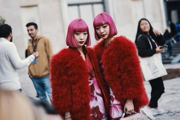 October 1, 2018: Paris, France - Twins Ayax Amiaya and Ami Amiaya outside a fashion show during Paris Fashion Week  - PFWSS19 - Фото, зображення