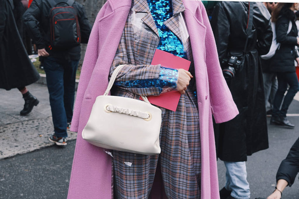 Milan, Italy - February 24, 2018: Fashion influencer wearing an urban outfit, posing on the street during Milan Fashion Week. - Foto, Imagem