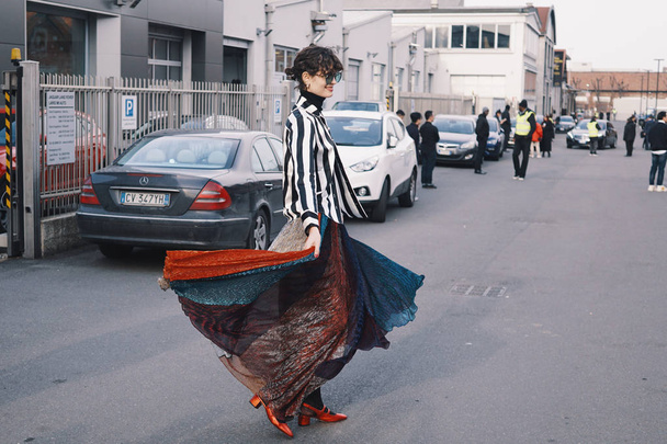 Milão, Itália - 21 de fevereiro de 2018: Aparência de moda de uma menina com roupas e acessórios elegantes durante a Milan Fashion Week
. - Foto, Imagem