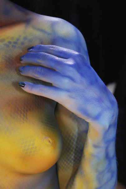 close-up of body art - the girl chameleon on a dark background Studio - Φωτογραφία, εικόνα