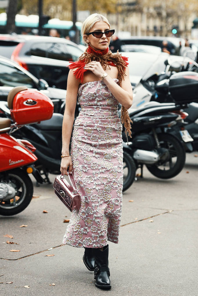 2. Oktober 2018: Paris, Frankreich - Influencer mit stylischem Outfit posiert während der Pariser Modewoche - pfwss19 - Foto, Bild