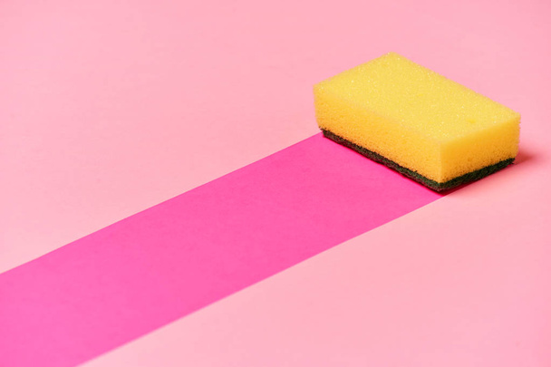 Sarı sünger toz, pinksurface temizlik yıkar. - Fotoğraf, Görsel