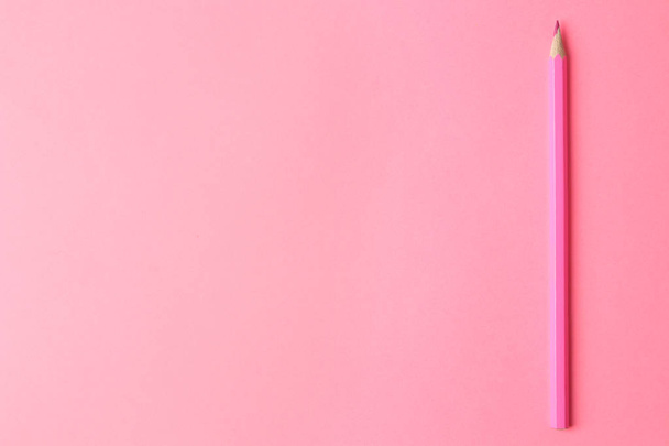 composição com lápis rosa em um fundo rosa na moda brilhante. vista superior. espaço para texto
 - Foto, Imagem