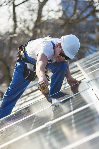 Ingénieur mâle installant un système autonome de panneaux solaires photovoltaïques
 - Photo, image