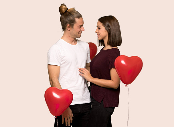Пара в День Святого Валентина счастливая и улыбающаяся на изолированном фоне
 - Фото, изображение