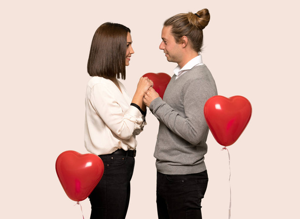Sevgililer günü izole arka plan üzerinde mutlu çift - Fotoğraf, Görsel