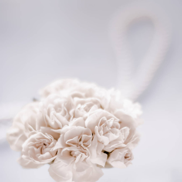 Νυφικό μπουκέτο με λευκά τριαντάφυλλα - γάμος ημέρα, floral ομορφιά, πολυτελή εκδήλωση διακόσμηση έννοια. Η πιο ευτυχισμένη ημέρα της ζωής μας - Φωτογραφία, εικόνα