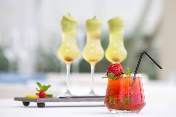 Bicchieri da cocktail moderni serviti sul tavolo del ristorante
 - Foto, immagini