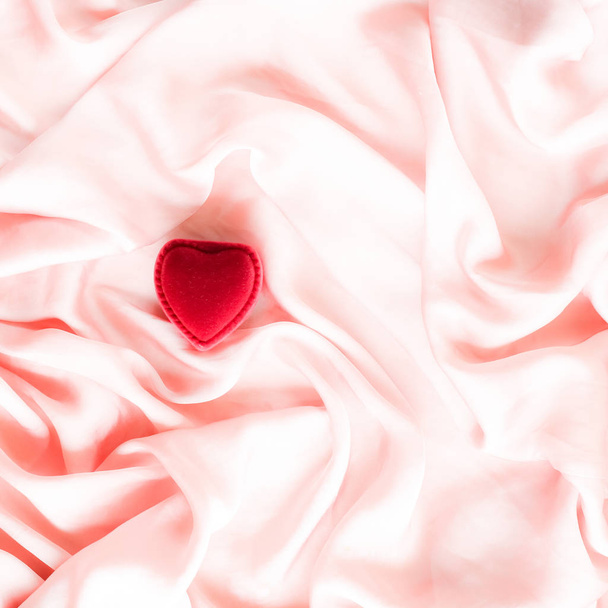 Caja de regalo de joyas en forma de corazón rojo en seda rosa: día de San Valentín, verdadero amor, compromiso y concepto de propuesta. ¿Quieres ser mi San Valentín
? - Foto, imagen