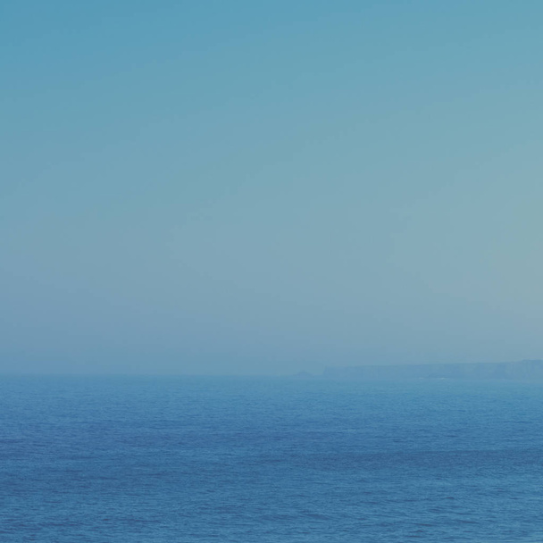 Вид на красивое побережье, Атлантический океан в Европе - путешествия, отдых и летняя концепция. Идеальное место для отдыха
 - Фото, изображение
