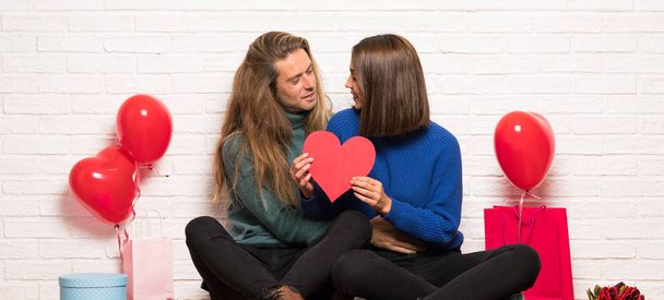 Пара в день валентинки тримає символ серця
 - Фото, зображення