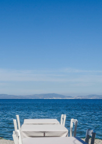 Beyaz Restoran tablolar sahilde yaz - seyahat, tatil ve yaz konsepti. Deniz manzaralı mükemmel bir öğle yemeği - Fotoğraf, Görsel
