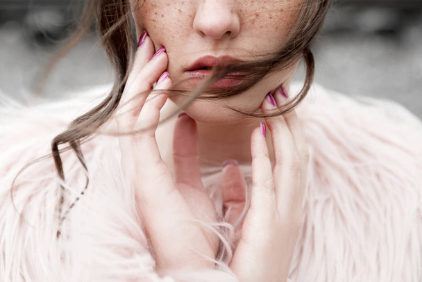 Young woman with freckles close up portrait - Zdjęcie, obraz