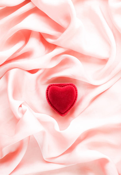 Czerwone serce w kształcie biżuterię pudełko na różowy jedwab - Walentynki, prawdziwej miłości, zaangażowanie i Propozycja koncepcji. Zostaniesz moją Walentynką? - Zdjęcie, obraz