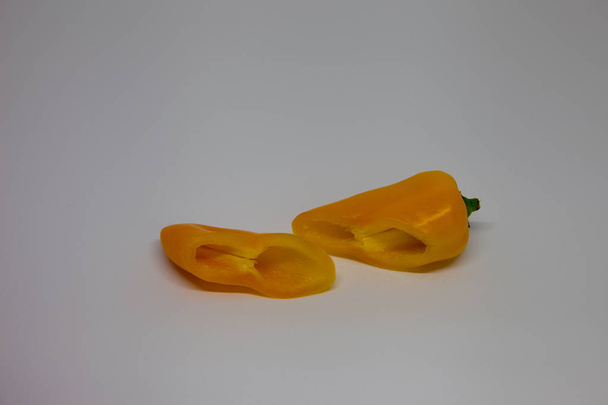 sliced small yellow pepper - Fotoğraf, Görsel