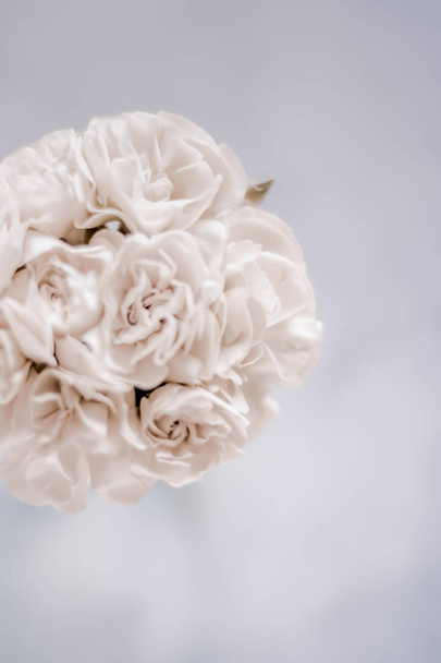 Bukiet ślubny z białych róż - ślub dzień, piękno, luksus zdarzenia ozdoba koncepcja. Najszczęśliwszy dzień naszego życia - Zdjęcie, obraz