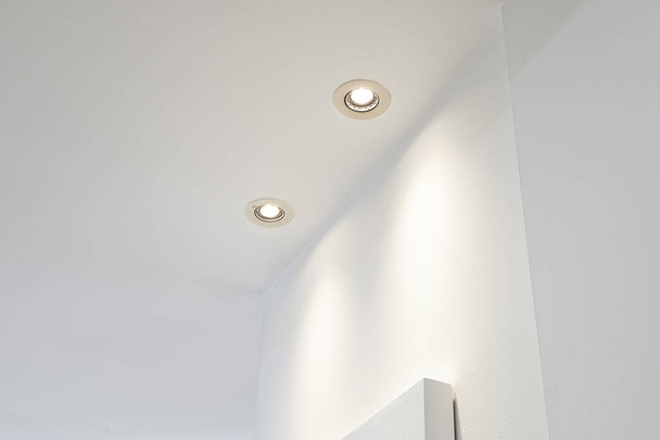 Two spot light illuminated on white ceiling - Foto, afbeelding