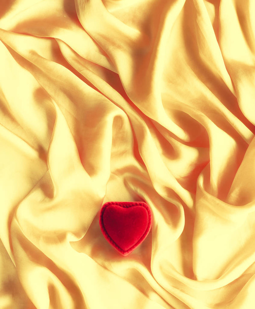Coffret cadeau en forme de coeur rouge sur soie dorée - Saint Valentin, véritable amour, fiançailles et concept de proposition. Veux-tu m'épouser
? - Photo, image