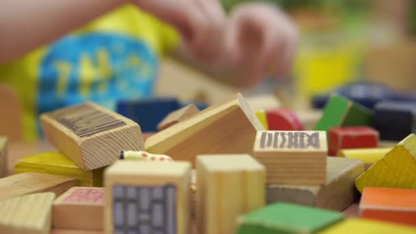Vorschulerziehung - fröhliche Kinder im Kindergarten haben Spaß am gemeinsamen Spielen - Filmmaterial, Video