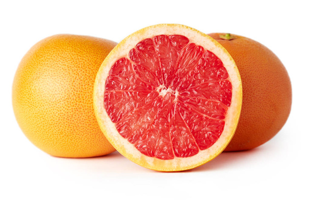 Φρέσκα ωμά γκρέιπφρουτ (citrus x paradisi) που απομονώνονται σε λευκό φόντο - Φωτογραφία, εικόνα