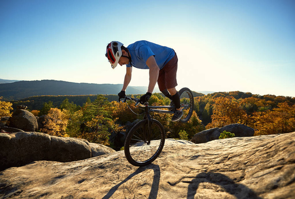 Ciclista profissional montando na roda dianteira na bicicleta de teste
 - Foto, Imagem