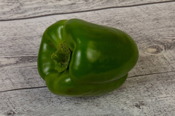 Rijpe groene paprika ower achtergrond - Foto, afbeelding