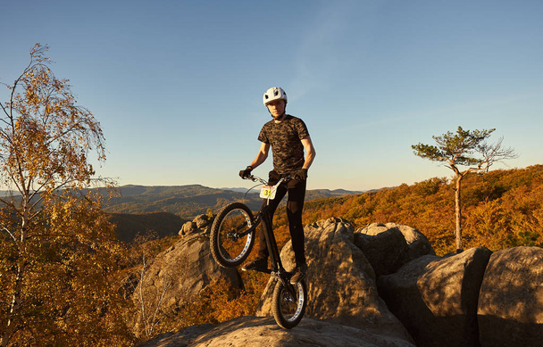 Urheilija pyöräilijä tasapainotus takapyörän kokeiluversio polkupyörän
 - Valokuva, kuva