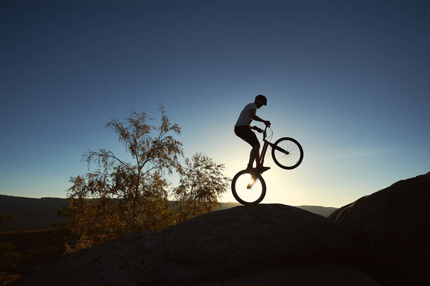 Ciclista atleta balanceamento na roda traseira na bicicleta de teste
 - Foto, Imagem