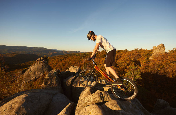 Sportoló kerékpáros kiegyensúlyozó a hátsó kerék a tárgyalás kerékpár - Fotó, kép