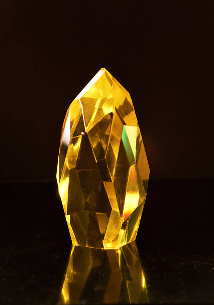 Cristal de cuarzo amarillo grande sobre fondo marrón oscuro
. - Foto, Imagen