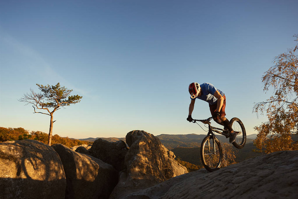 Equilíbrio ciclista profissional na roda dianteira na bicicleta de teste
 - Foto, Imagem