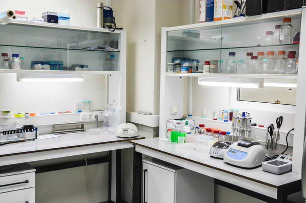 modernes biologisches Labor. das Innere des Raumes ist für wissenschaftliche Forschung ausgestattet. - Foto, Bild