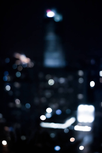 Bairro metropolitano desfocado - vida noturna, fundo abstrato e conceito moderno de tons escuros. Cidade grande ganha vida à noite
 - Foto, Imagem