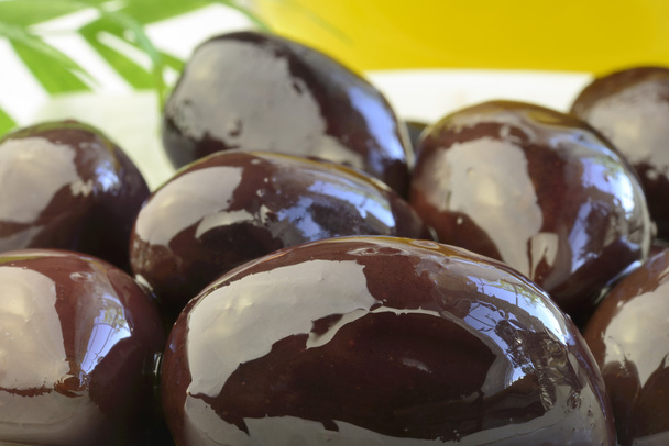 Aceitunas negras y aceite de oliva macro
 - Foto, Imagen
