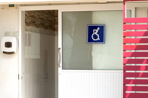 Προσβάσιμο μπάνιο. Δημόσια τουαλέτα σημάδια με το σύμβολο πρόσβαση για ΑμεΑ - Φωτογραφία, εικόνα