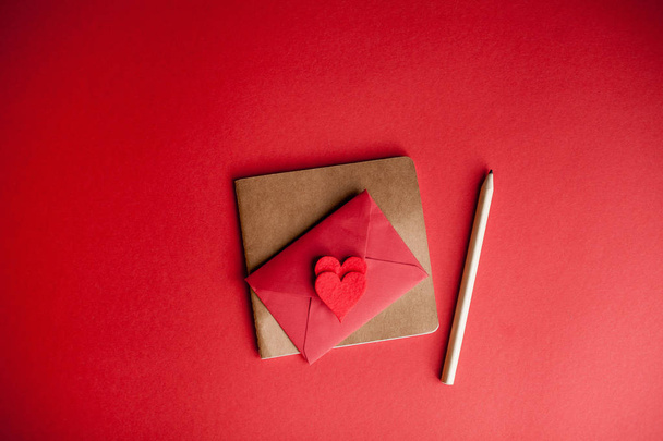 Concepto de San Valentín. San Valentín, corazones, lápiz sobre fondo rojo. Vacaciones
. - Foto, Imagen