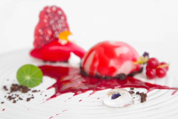Zarif tatlı tabağı, moleküler gastronomi, haute couture tatlı - Fotoğraf, Görsel