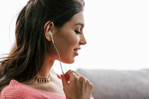 красивая улыбающаяся индианка слушает музыку с наушниками
  - Фото, изображение