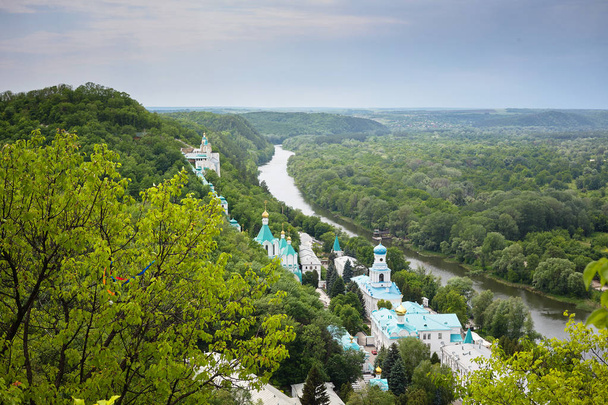 Église orthodoxe. Montagnes saintes et Sviatogorskaya Lavra à Sviatogorsk et rivière Donets Seversky
. - Photo, image