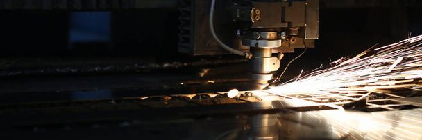 Искры вылетают из головки машины для обработки металла - Фото, изображение