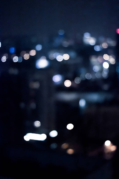 Размытый метрополитен - ночная жизнь, абстрактный фон и современная концепция темных тонов. Большой город оживает ночью.
 - Фото, изображение