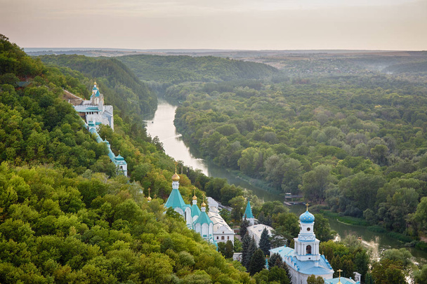 Seversky Donets río, Montañas Sagradas y Sviatogorskaya Lavra en Sviatogorsk
. - Foto, imagen